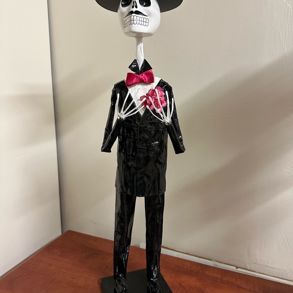 A pair of Paper Mache Skeletons - Picture 5 of 8